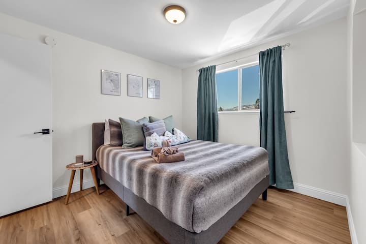 Habitación azul: cama tamaño queen con vistas a la montaña y espacio abierto en el armario.