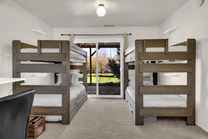 5 camas: 2 literas individuales a cada lado + 1 cama nido doble en la litera izquierda + acceso directo al patio de la cubierta inferior.