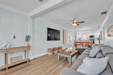 Successful Airbnb property: Heated POOL- 99 Steps to BEACH- Coastal MAIN House in Clearwater