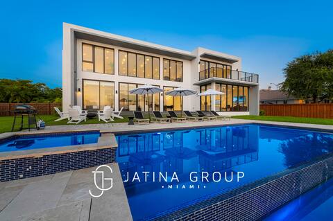 Modern Lakefront Villa w/ Pool, Jacuzzi and Gym