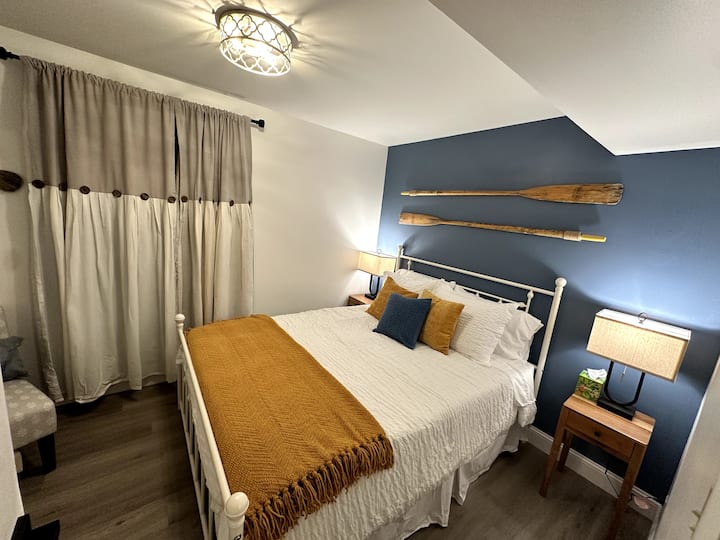 Chumba cha 2 cha kulala kiko kwenye ghorofa ya 1.  Sehemu nyingi na kabati kamili na kabati la kujipambia.