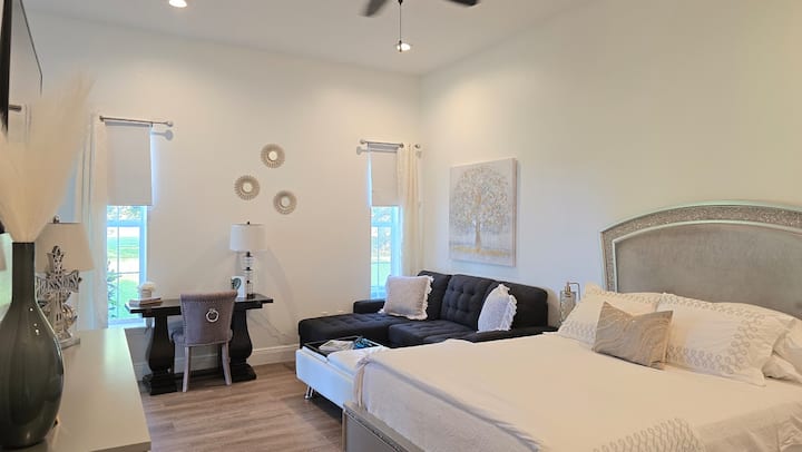 Amplia zona de estar con sofá cama y escritorio. 

Inspírate al trabajo  y a un entorno natural tranquilo.