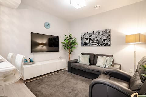 Top Airbnb: Calgary Modern Suite • AC • Free Driveway Parking in Belmont