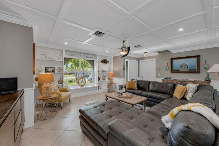 Coastal Casa Retreat Pool, Tiki Bar Near Beaches - Bonita Springs, FL
