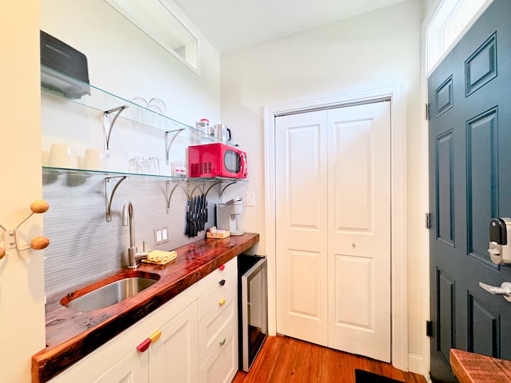 Gorgeous Studio Apt. In Historic Chapel W/ Parking - Baltimore, MD