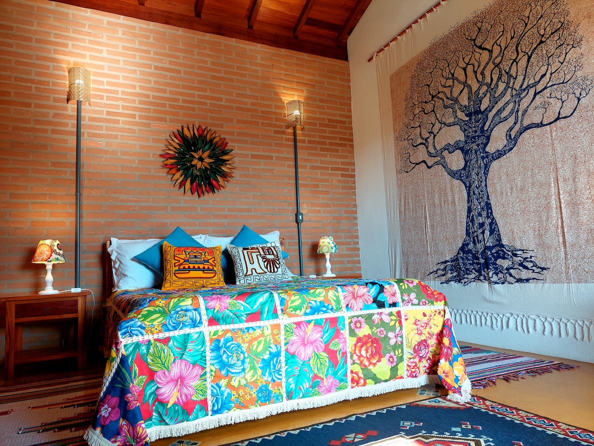 תיהנו מהנוחות של חדר שינה זוגי עם מרפסת ונוף מרהיב של הרי קונה, מהמיטה או מהכורסות במרפסת.