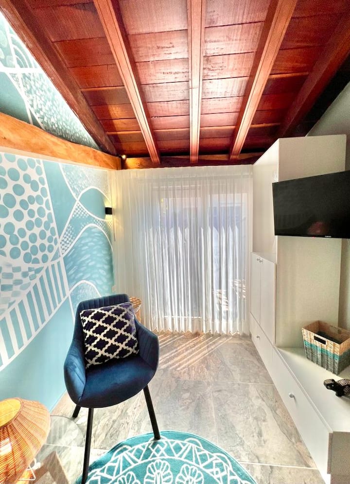 Vibrant Getsemaní Condo, Pool & Rooftop Jacuzzi - Cartagena