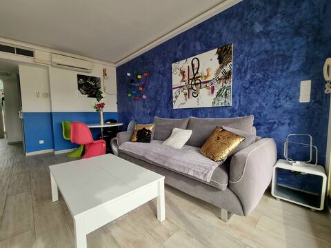 Popular Airbnb listing: Apart Nice -Top floor - Sea view- Pool - Solarium in Rue De France