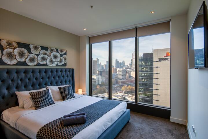 Freshwater PL – Modern City View Apt. with Balcony gallery image 5