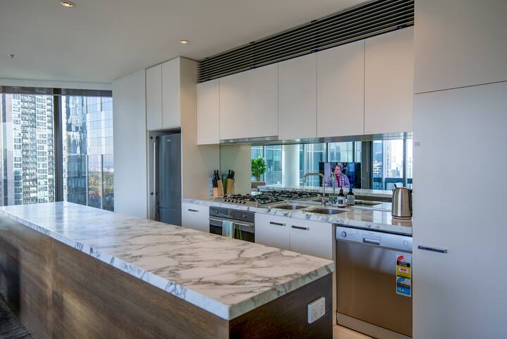 Freshwater PL – Modern City View Apt. with Balcony gallery image 4