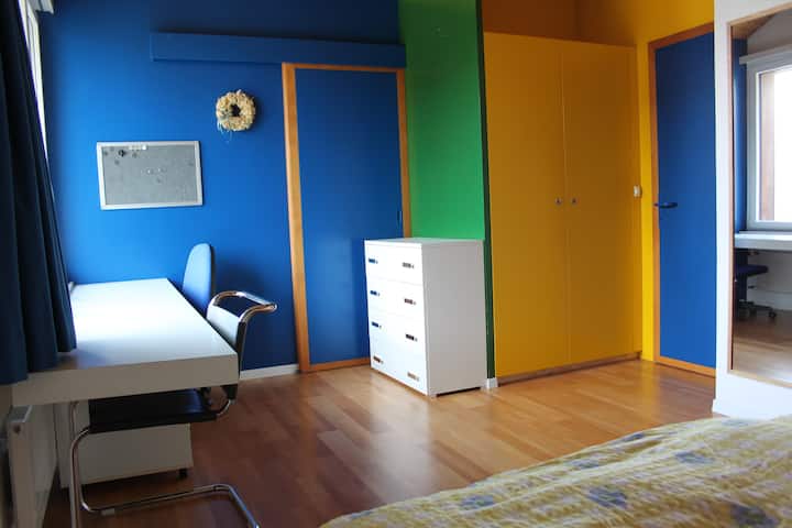 غرفة نوم ثانية مع سطح عمل وجسم وتدفئة  وواي فاي