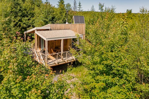 Eco-friendly mini chalet | Hot tub area