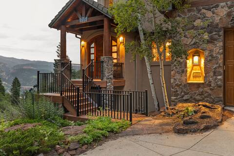 Secluded Mountain Lodge in Manitou Springs