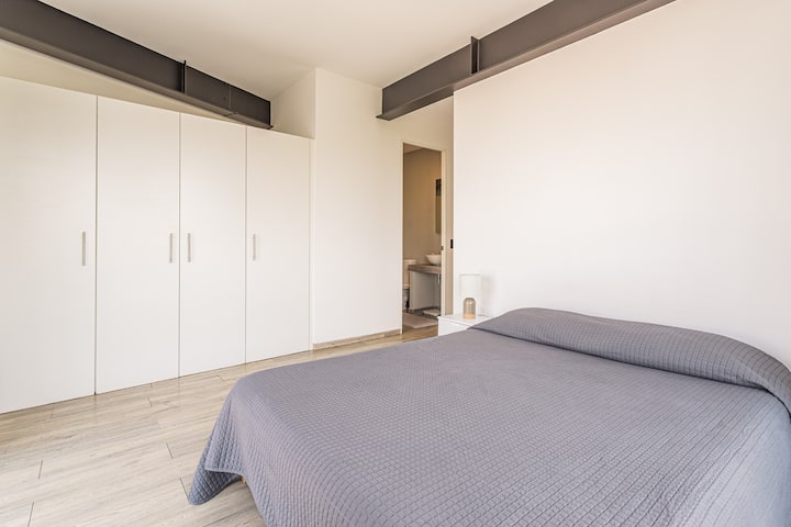 Glavna spavaća soba: krevet, kupaonica i ormari. Als - predivan pogled i zaseban balkon (pogledajte druge fotografije) 