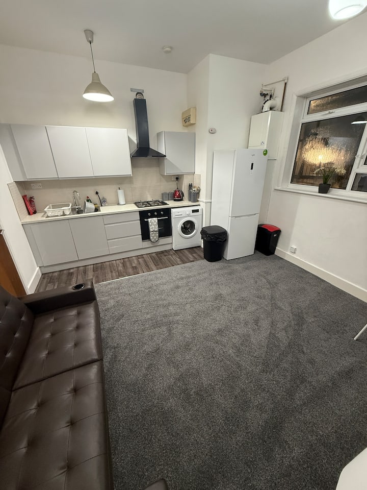 Cosy 2 Bedroom Modern Flat Close To Transport Link - Gosport