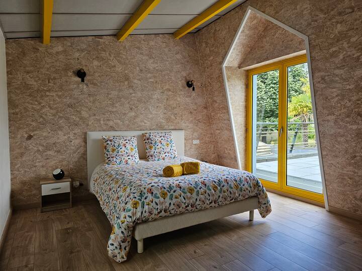Esta habitación con cama de matrimonio accede a una terraza con magníficas vistas a la piscina, al jardín y a los campos de los alrededores. 

Forma con la habitación 5 un espacio familiar separado por una cortina.