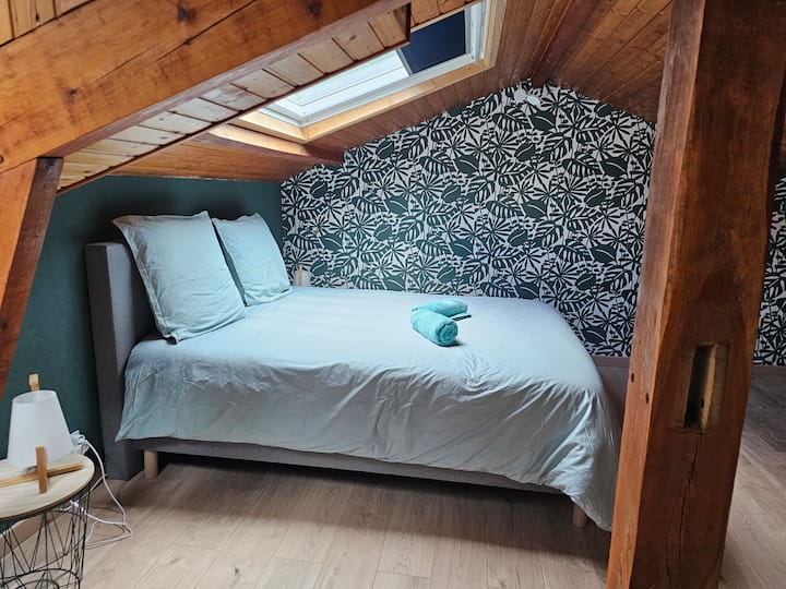 Forma con la habitación 4 un espacio familiar separado por una cortina.