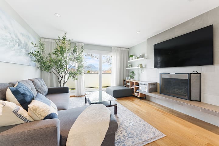 Mountain View, King Bed, & Minutes from Downtown