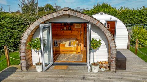 Romantic Glamping near York with Hot Tub