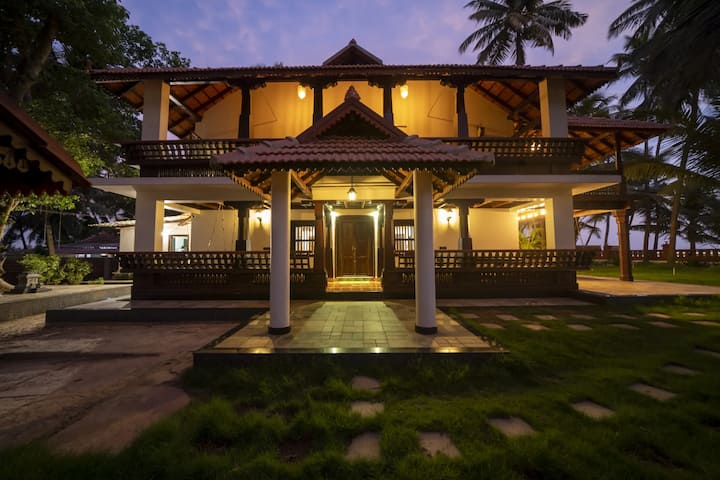 WilloStays Luxe Heritage home  btw sea/ backwaters