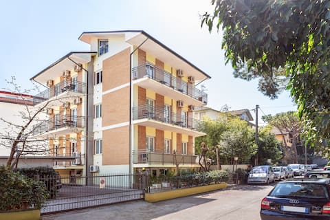 2 levels with attic *6 bedrooms 4 bathrooms in the Center*