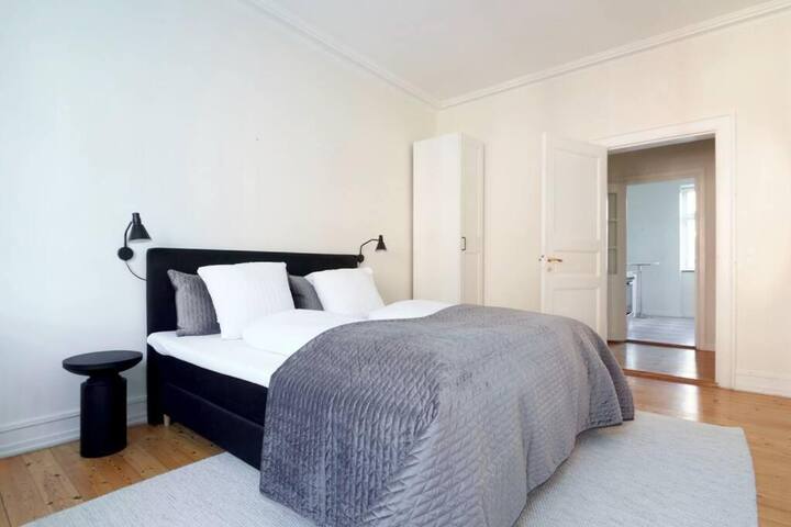 Perfect 3BR XL Apartment for Friends & Families gallery image 2