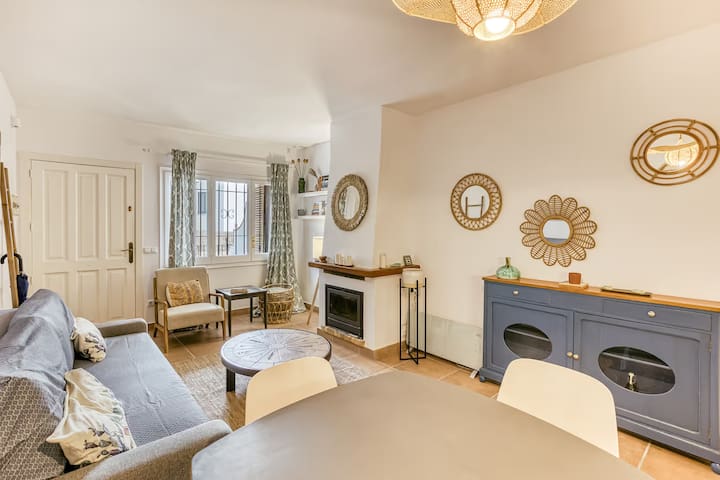 Cozy flat 1 min walk to beach!