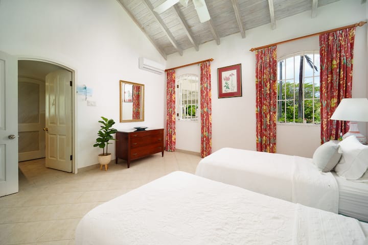 Dhoma e gjumit 5 ka pamje nga pishina, ajër të kondicionuar, ventilator tavani, ndodhet në katin përdhes, ka një shëtitje në gardërobë dhe një dhomë dushi en suite.