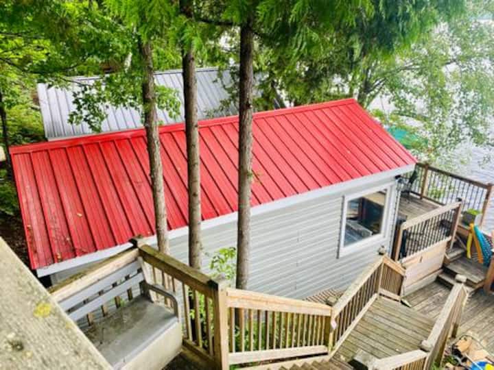 Buitenkant van de Lakeside Cabin. 