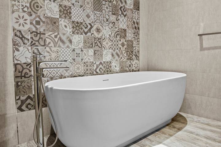 Beautiful 5BR Westside House with Panoramic Views! gallery image 5