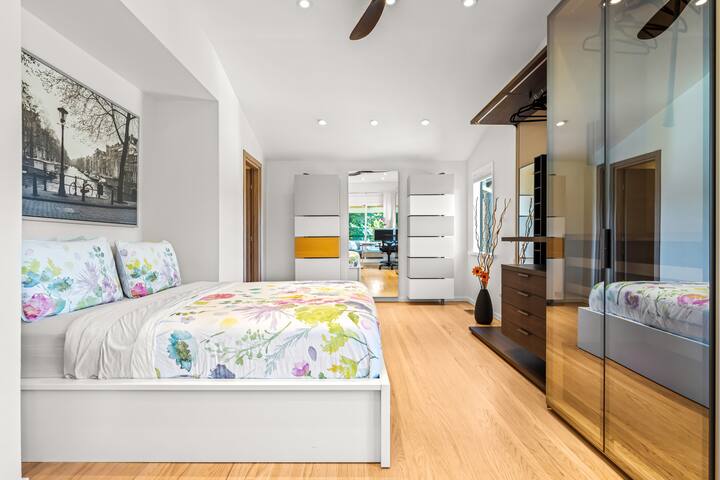 Beautiful 5BR Westside House with Panoramic Views! gallery image 3