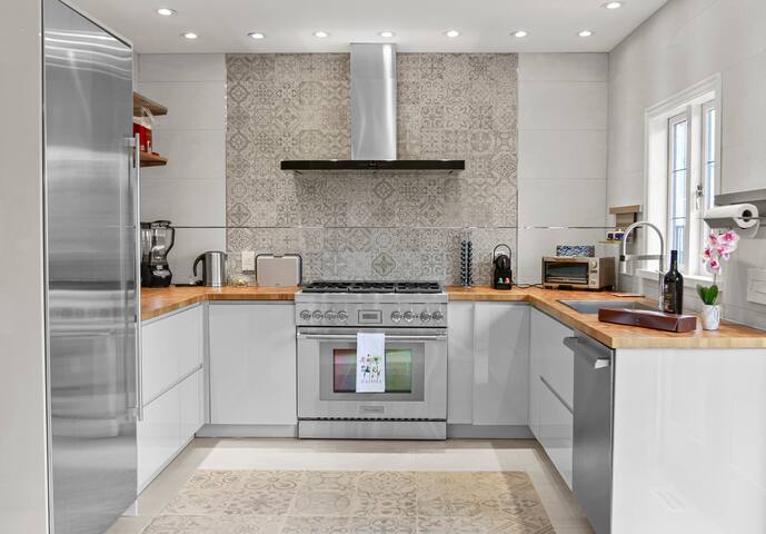 Beautiful 5BR Westside House with Panoramic Views! gallery image 2