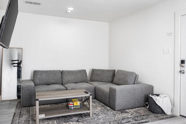 Newly Renovated Back Guesthouse/ King Size Bed - Dallas, TX