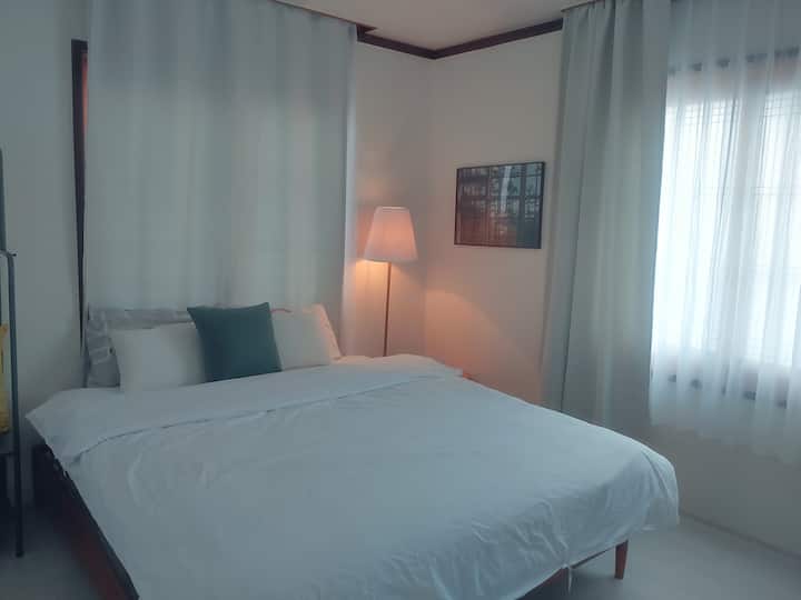 เตียงคิงไซส์ขนาดใหญ่ 
(ฉันมีเตียงคิงไซส์ขนาดใหญ่ใหม่)
 ที่นอนคือซิมมอนส์ ~:)