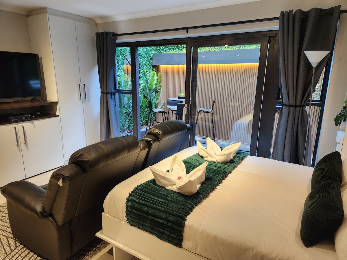 Искусете удобност во нашата разновидна втора спална соба со двоен кревет, клима уред, паметен телевизор, удобни каучи и простран работен простор. Уживајте во спокојниот надворешен простор покриен со стакло, совршен за читање или вежбање. Идеално за релаксација и продуктивност!