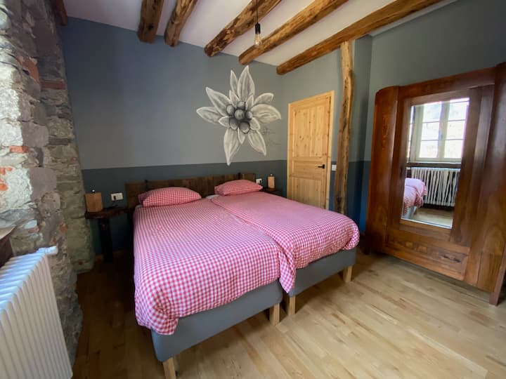 Cómodo y espacioso dormitorio con un somier doble (180 x 200) para una buena noche de sueño después de días activos en la naturaleza de Valsesia.
Las camas están hechas para ti a tu llegada.