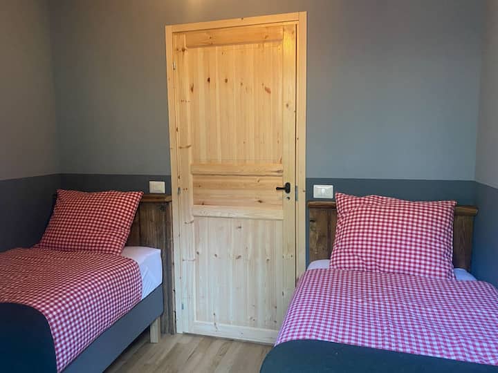 Segundo dormitorio con dos camas separadas, somier (90x200).
Cuando llegues, las camas te estarán esperando.