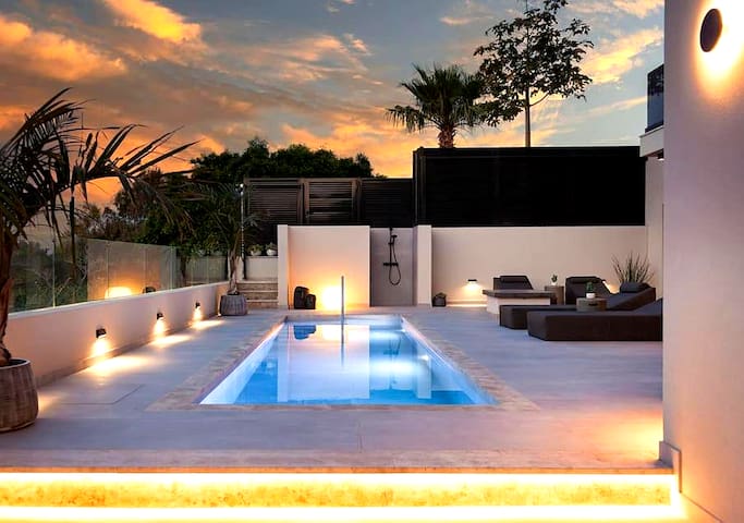 Orama Luxury Suite 3 Bedrooms with Private Pool