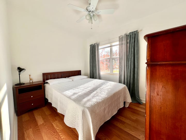 Dormez confortablement et réveillez-vous dans une chambre lumineuse et ensoleillée! 