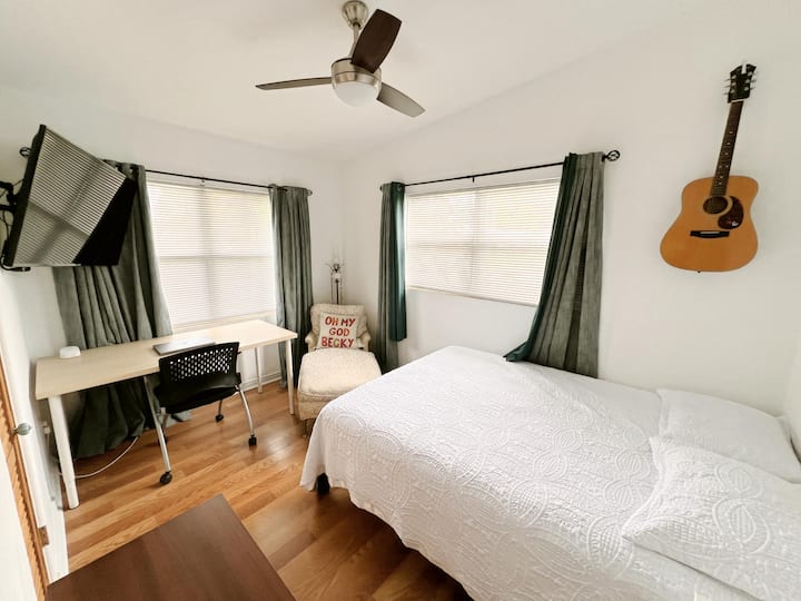 Détendez-vous dans cette chambre ou utilisez-la comme bureau, car vous avez un grand bureau et une chaise pour travailler ou étudier!