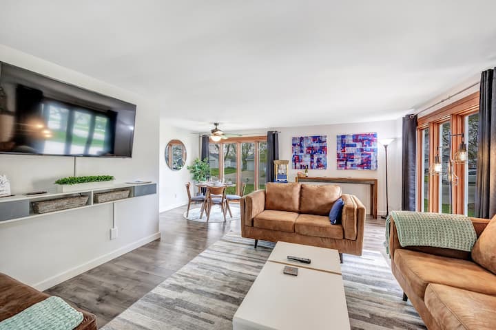 Cozy Family Home Walkable Minutes From Lambeau! - Green Bay, WI