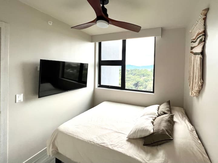 Confortable room with full body mirror, closet, 55" TV, Google TV, Electric curtains, Noiseless ceiling fan, White noise machine. 