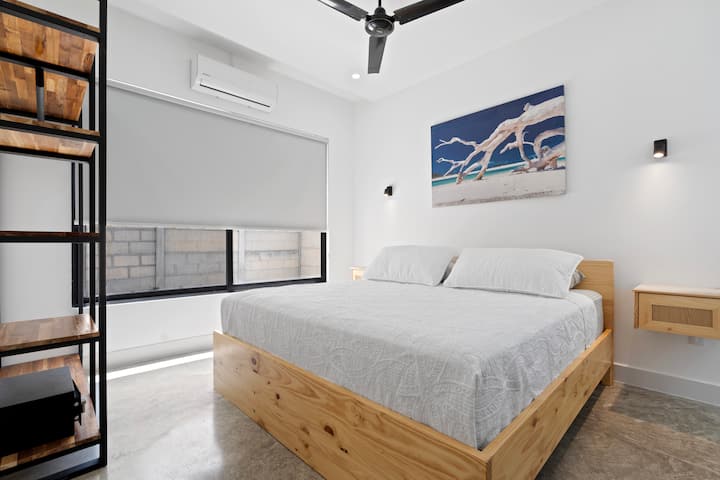 ¡Duerme cómodamente. ✅ El dormitorio principal tiene una cama tamaño king para tu comodidad!