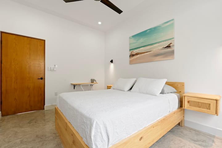 Amplia habitación con una hermosa cama tamaño queen y espacio de oficina para tu comodidad.