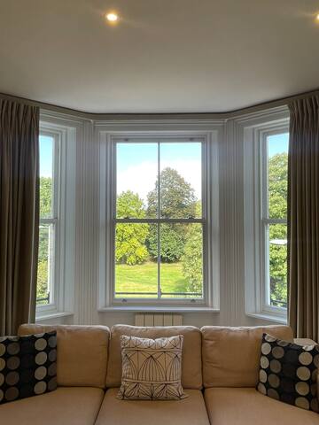 London Gardens 2 Bedroom Flat – Garden Views gallery image 2