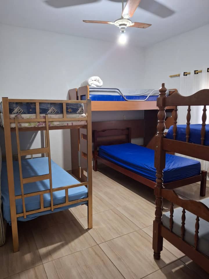 卧室有3张双层床 