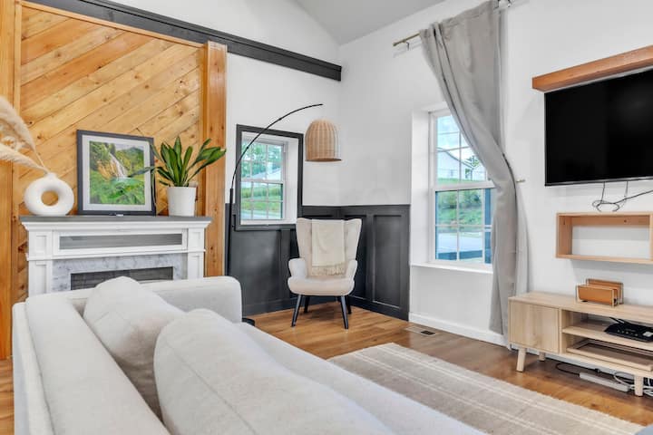 Modern Farmhouse - Convenient Airport Proximity