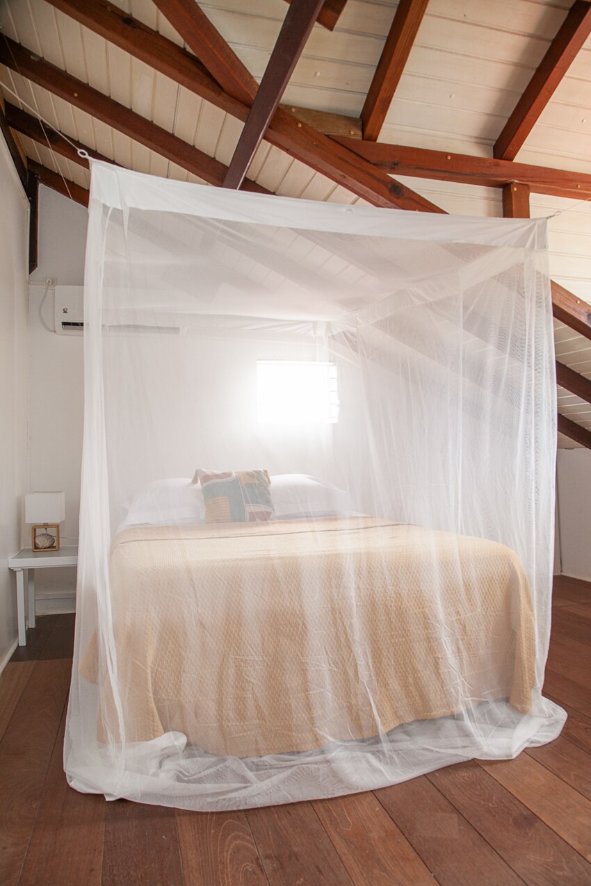 ห้องเตียงใหญ่ที่สะดวกสบายพร้อมเครื่องปรับอากาศหน้าจอและวิวภูเขา