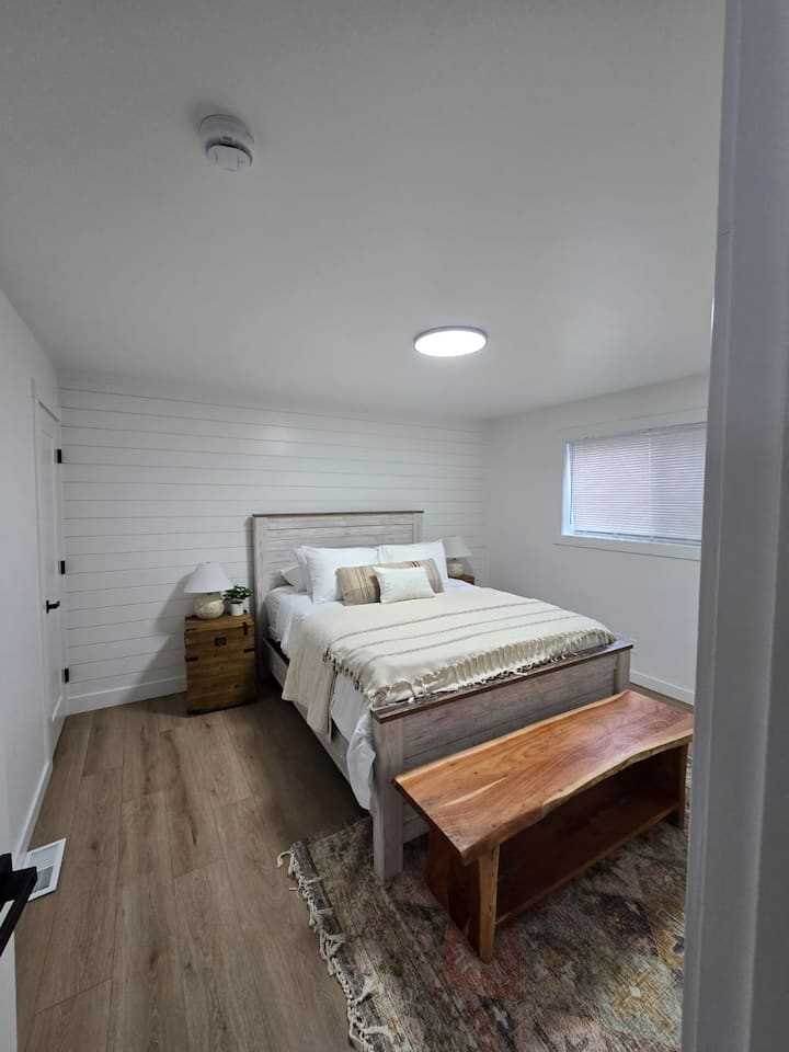 这个安静的度假胜地包括私人睡眠区，有充足的储物空间和室内洗衣房