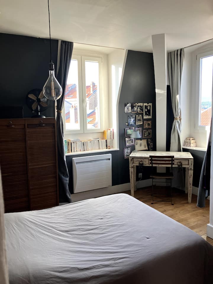 Sehemu ndogo ya kufanyia kazi katika chumba cha kulala cha 1